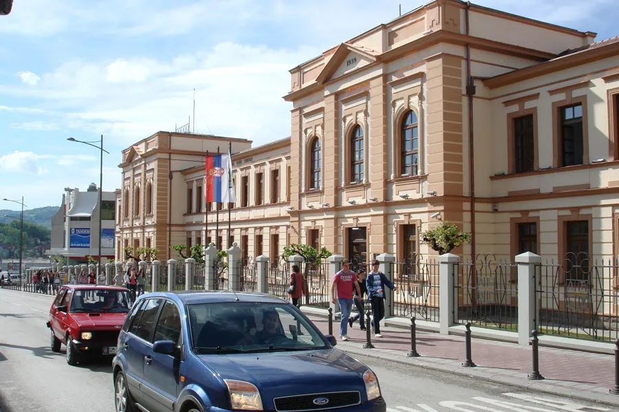 Гимназија Таковски устанак у Горњем Милановцу.