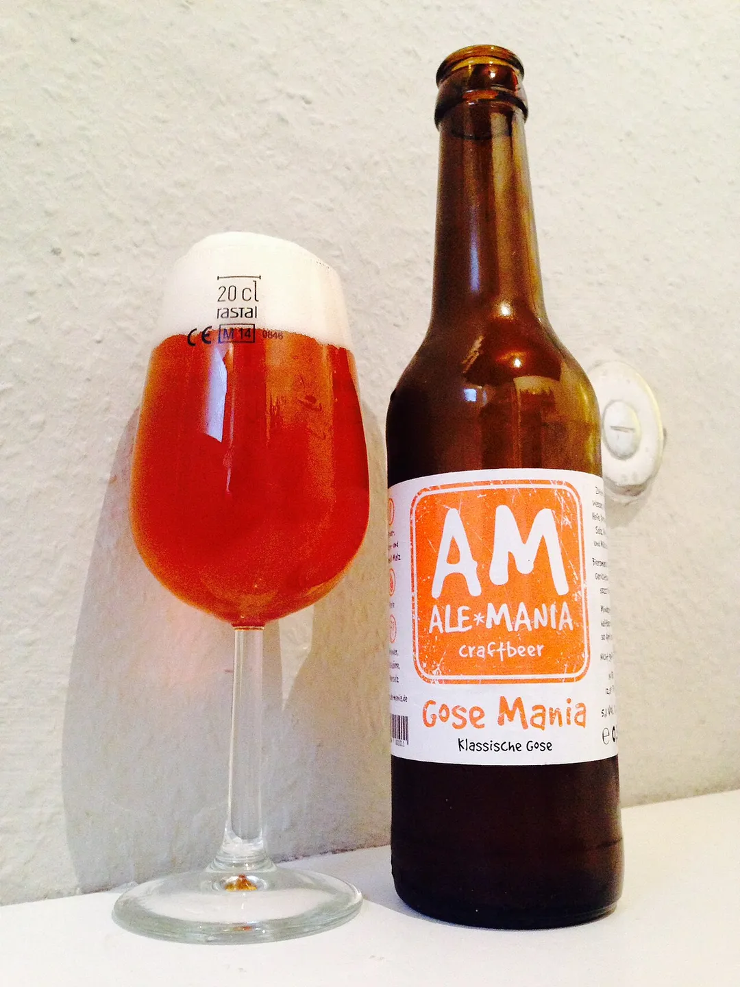 Flasche und Glas mit Gose von der Brauerei Ale*Mania aus Bonn