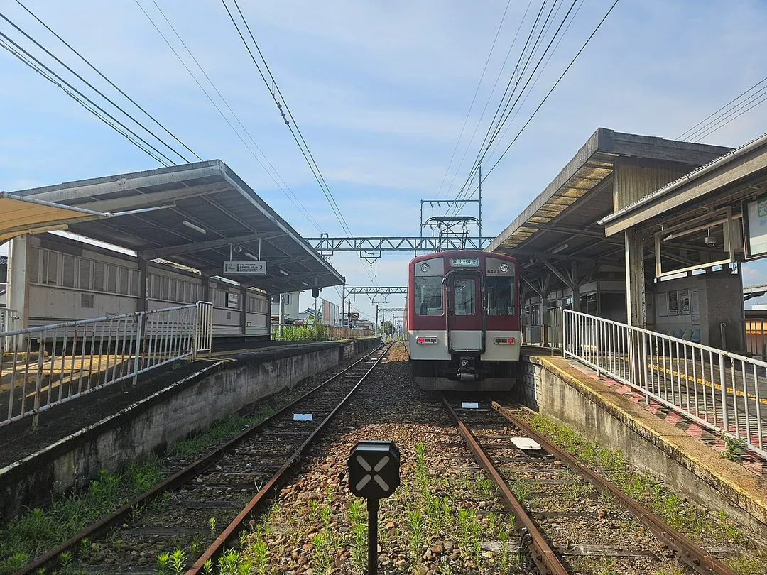 Platforms of Kintetsu-Gose station