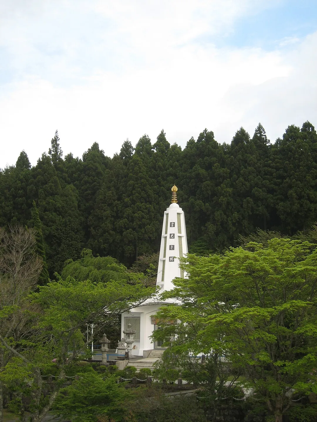 日本山妙法寺富士道場境内にある霊光之塔。静岡県御殿場市。
