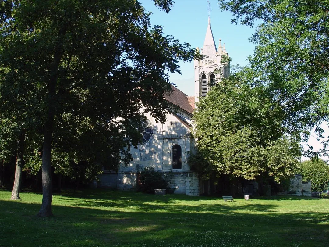 L'église Saint-Pierre-Saint-Paul à Goussainville (Val-d'Oise), France
Le chevet vu du parc
Juillet 2007

Photo personnelle (own work) de Clicsouris