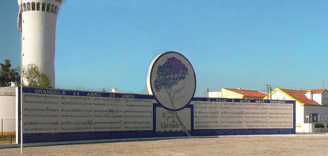 Mural em Grândola contendo a pauta de Grândola Vila Morena

by Paulo Juntas