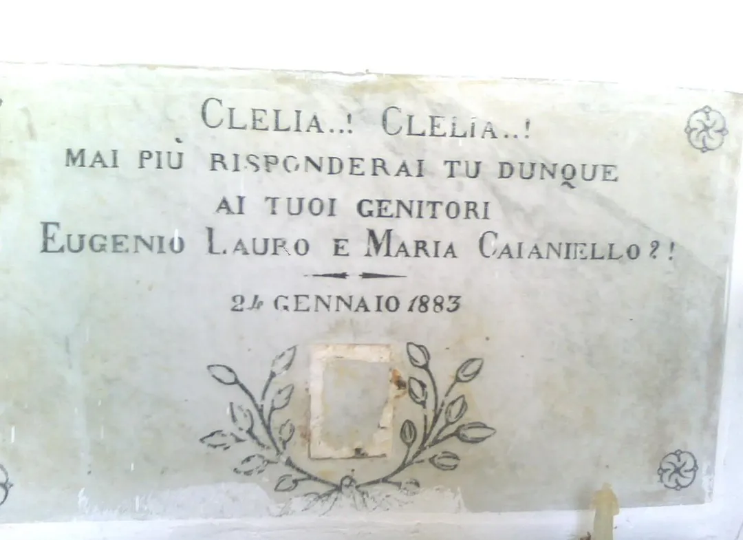 lapide mortuaria posta nella cappella del cimitero di grazzanise