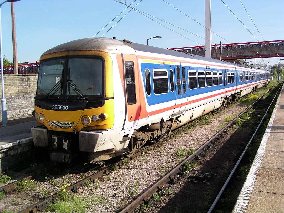 BR Class 365 "Networker Express", no. 365530 arriving at en:Cambridge on 15th May 2004, with a service from en:King's Lynn. This unit is operated by en:WAGN, and has a modified front end with cab air conditioning. It is still painted in obsolete en:Network SouthEast livery.
Image by Phil Scott (Our Phellap)