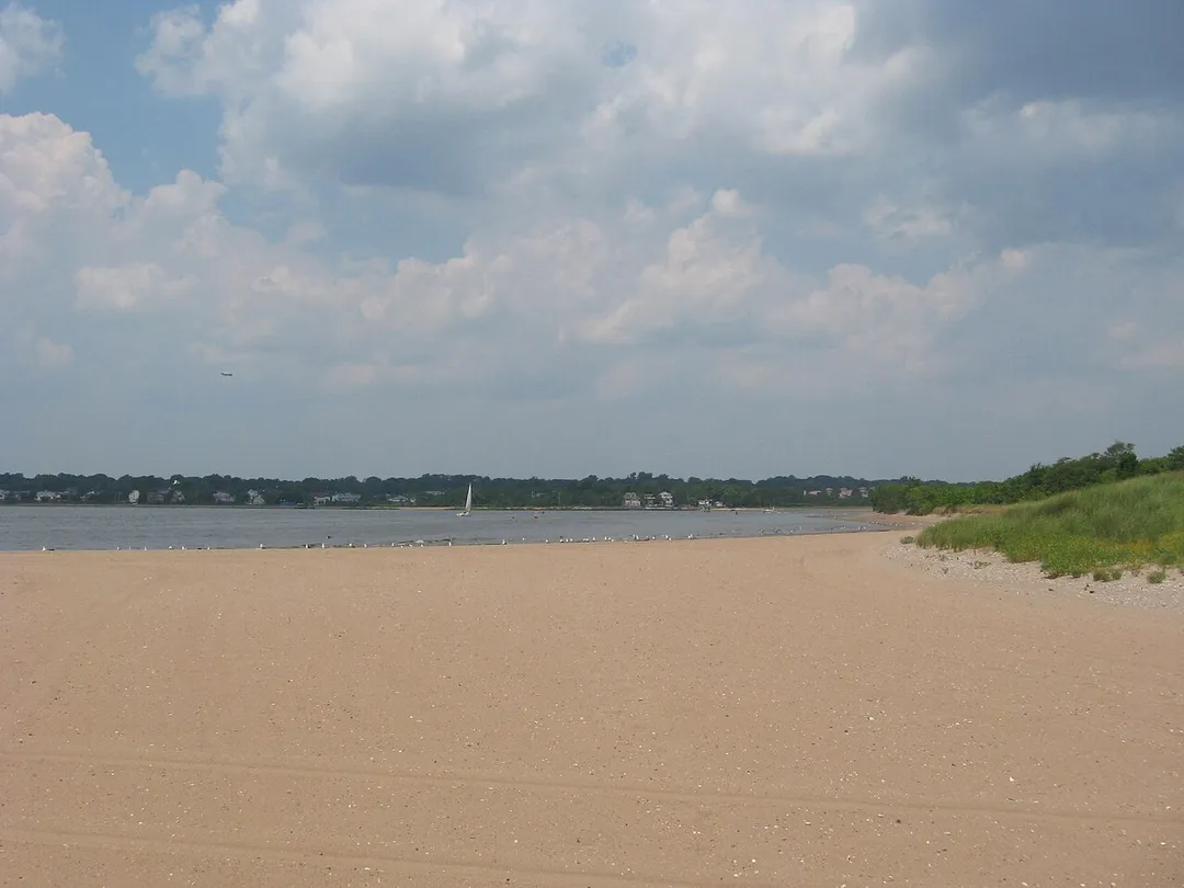 Harbor at en:Great Kills, Staten Island on a sunny early afternoon in July 2008