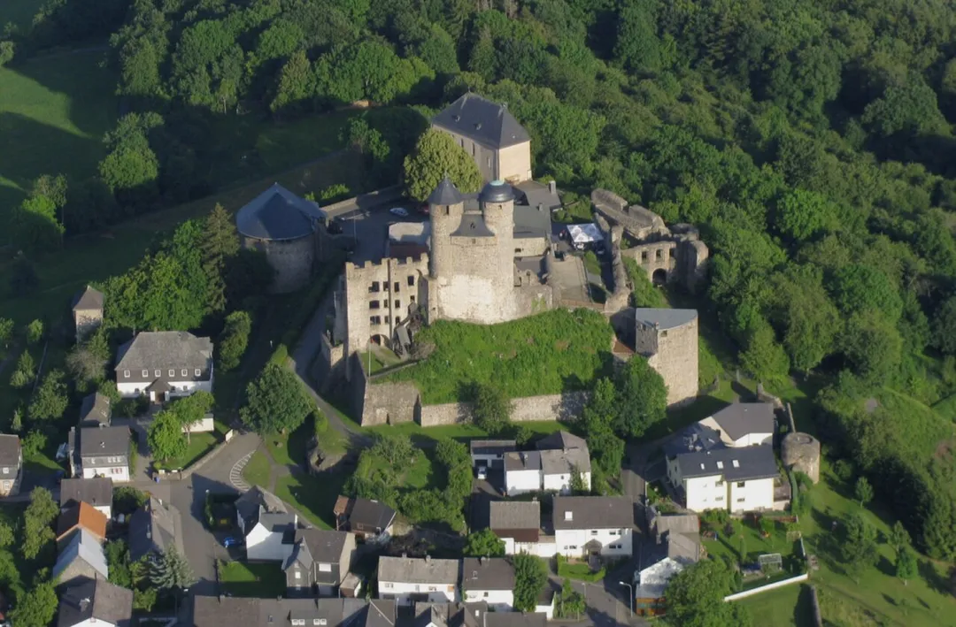 Burg Greifenstein aus der Luft