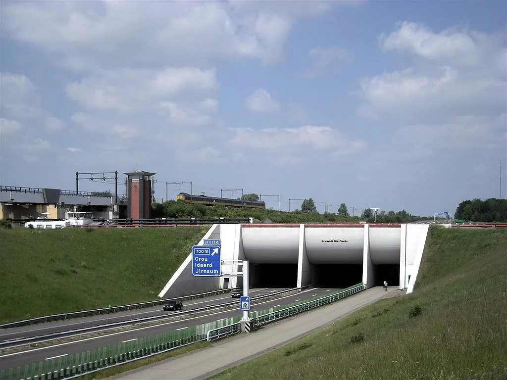 Aquaduct /tunnel Mid-Fryslan in de A32 onder het Prinses Margrietkanaal bij Grou