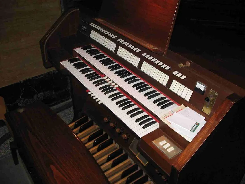 Guanzate Santa Maria Assunta organo Prestinari consolle