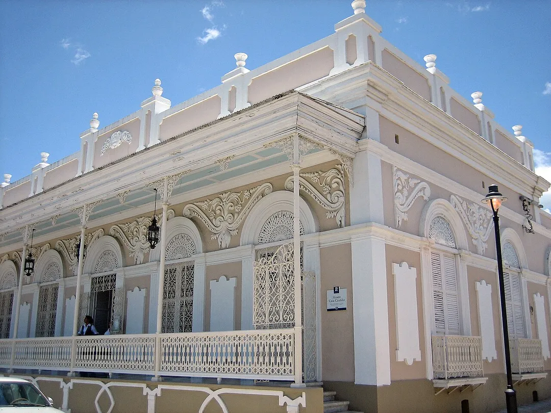 Casa Museo Cautiño, frente a la Plaza de Guayama, es un ejemplo de la arquitectura urbana de finales del siglo XIX.