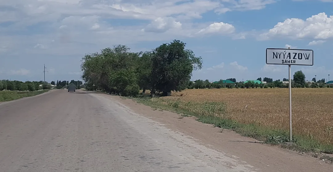 Photograph of a city limit sign in Turkmenistan for the city of Nyyazow in Dashoguz Region.