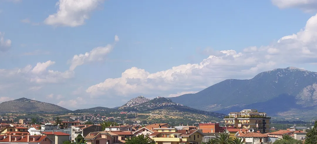 Panorama di Guidonia Montecelio da Colle Fiorito. In primo piano le abitazioni di Colle Fiorito vecchio e Guidonia, sullo sfondo Montecelio.