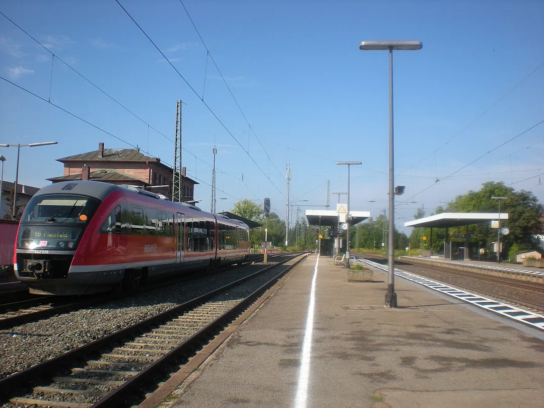 Bahnsteige des Bahnhofs Gunzenhausen mit Regionalbahn nach Pleinfeld
