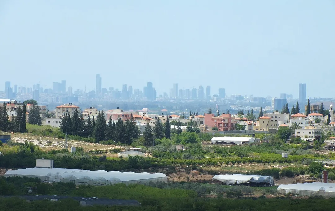 Hable, a Qalqilya suburb that lies right on the border with Israel. The town is absurdly detached from Qalqilya by Israel’s internationally-acknowledged (illegal) intrusive settlement policy, which deliberately interrupts the area contiguity of these two Palestinian communities by a set of fences, “civil” posts and arbitrary commuting prevention that prevails within the broader occupied Samaria.