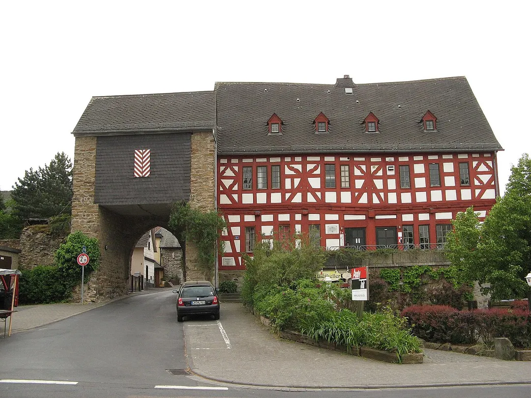 Limburger Pforte der Hadamarer Stadtmauer mit angebautem Jesuiteninternat