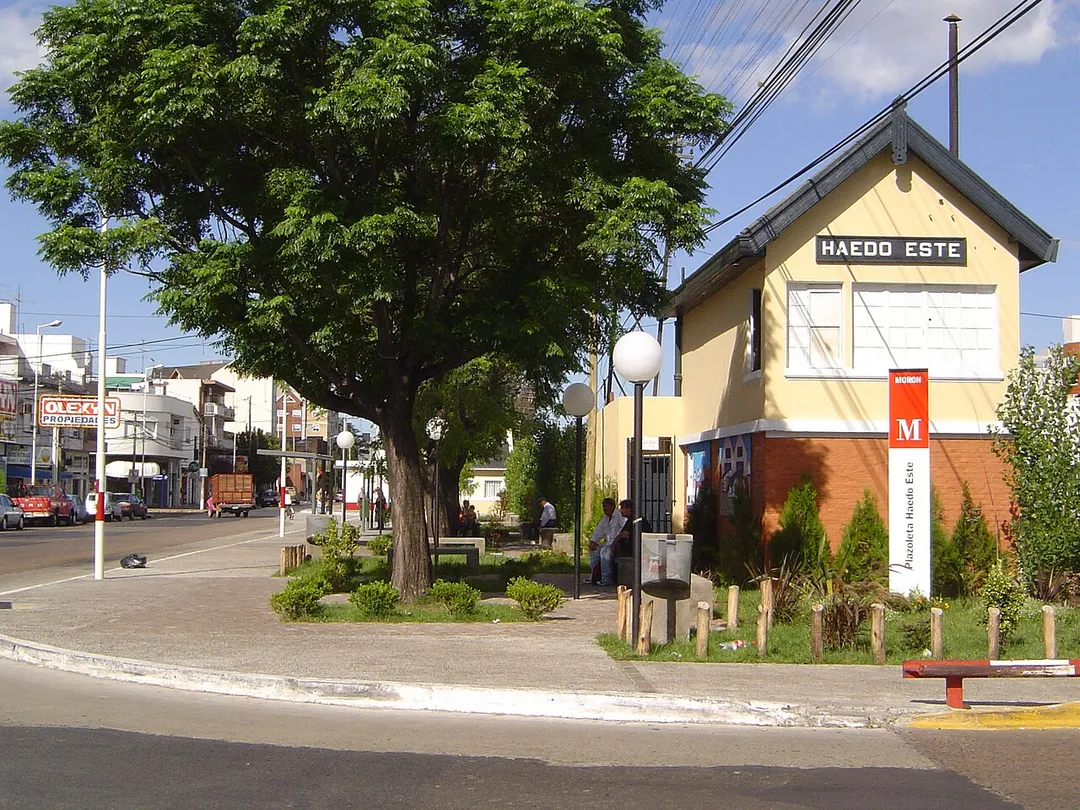 La foto la tomé yo el 26 de febrero de 2006. Plazoleta 11 de Noviembre ("Haedo Este") on Carlos Tejedor and Jerónimo Fassola (la calle que cruza el paso a nivel) en Haedo, Partido de Morón, Provincia de Buenos Aires, Argentina.