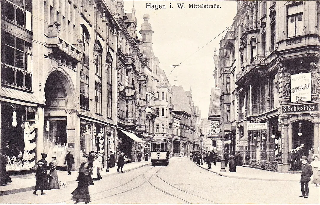 Hagen i. W. Mittelstraße. Postkarte um 1912. Links das Textilkaufhaus Sinn, rechts die Einmündung Marienstraße. Das Abbiegegleis der Straßenbahn nach rechts führt in die Elberfelder Straße.
