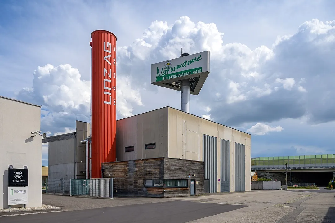 The Haid heating plant was completed in 2010. It supplies apartments, businesses and public buildings in the Haid district of Ansfelden with heating energy.