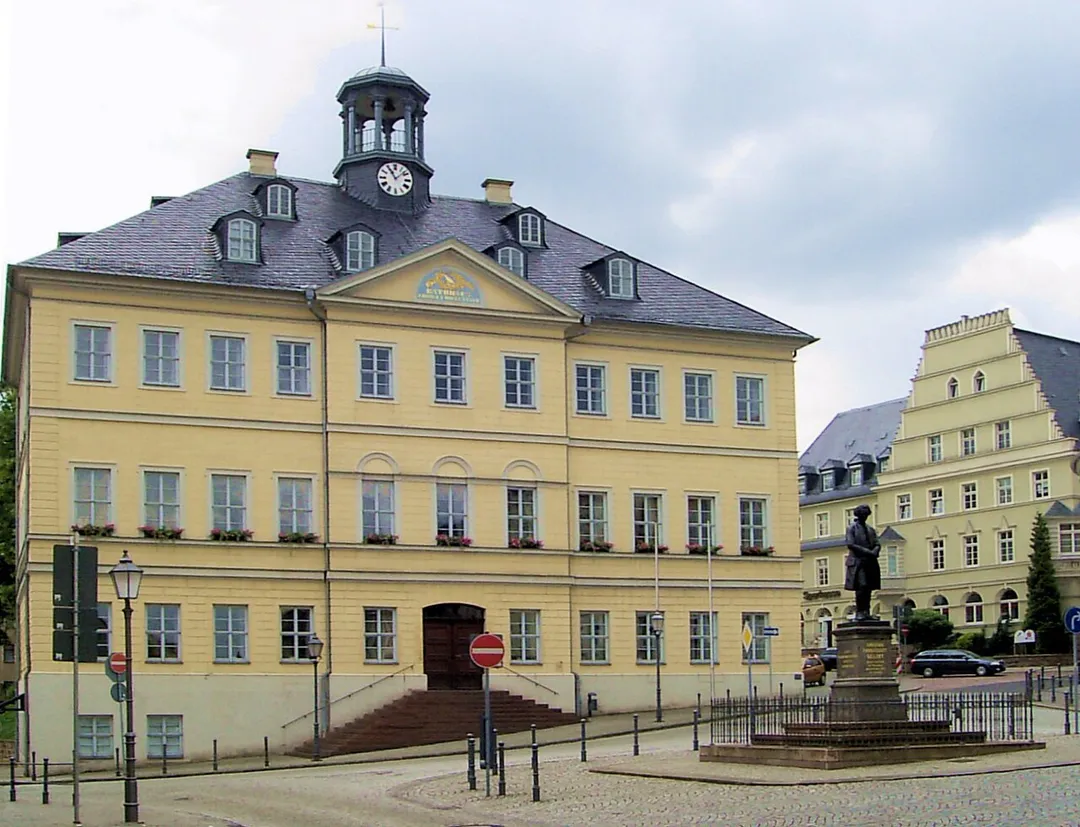 Rathaus und Gellert-Denkmal in Hainichen