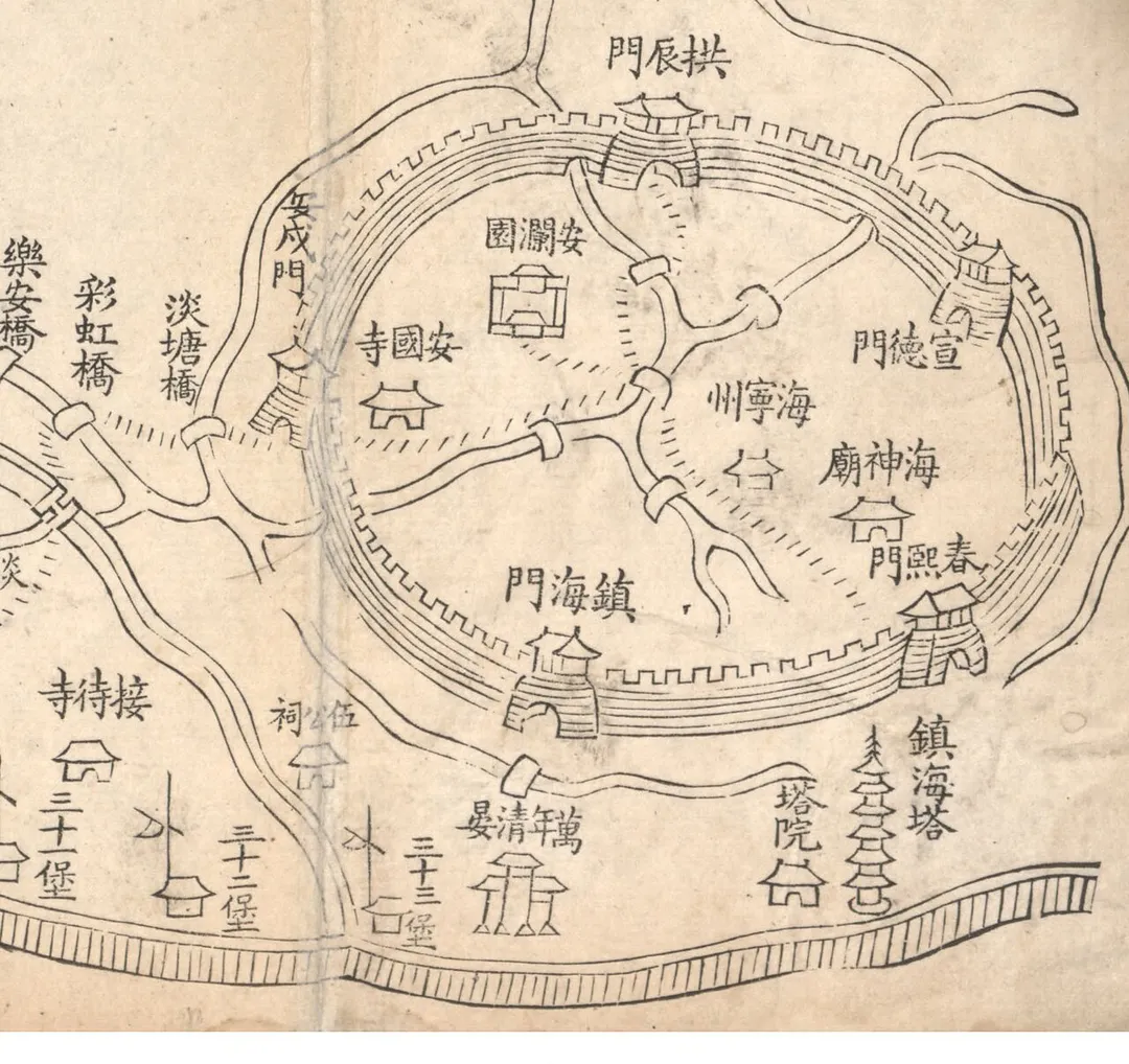 Detail of Haining from the Map of the Route from Haining to Hangzhou (Anlanyuan zhi Hangzhoufu Xinggong daoli tushuo, An-lang [sic] yüan chih Hang-chou fu hsing kung tao li t'u shuo) under the Qing dynasty. 
Wood block print.
Shows major rivers, canals, sluices, dikes, bridges, roads, and military posts.

Scale not given.