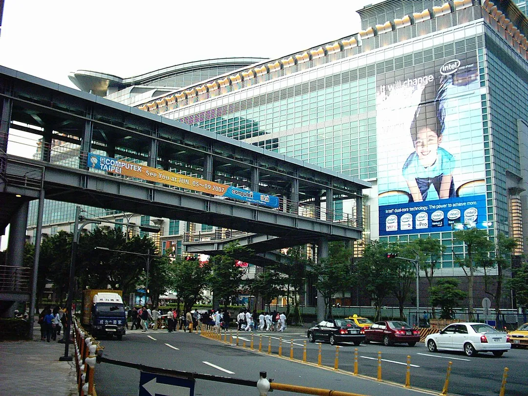 2006 Computex Taipei: An overpass connected between Taipei World Trade Center Exhibition Hall 1 and Taipei 101 Mall.