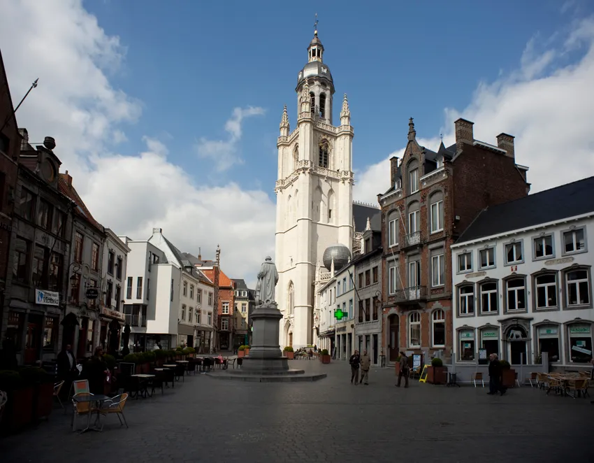 Belgium. Oost-Vlaanderen. Halle. Grote MarktGrote Markt en de Sint-Martinusbasiliek. Main square (Grote Markt). The place with the basilica.