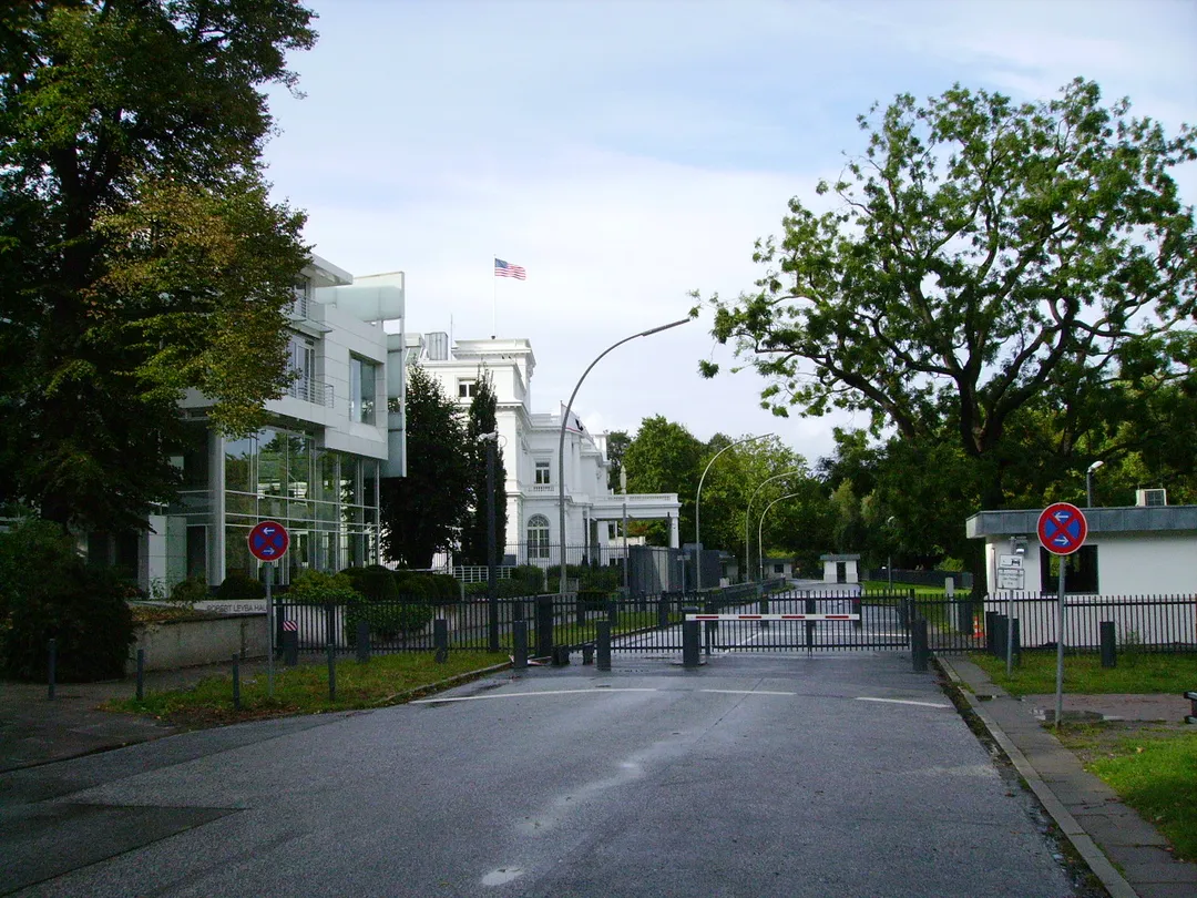 Consulate-general of the USA in Hamburg, closed street in front view from direction Kennedybrücke