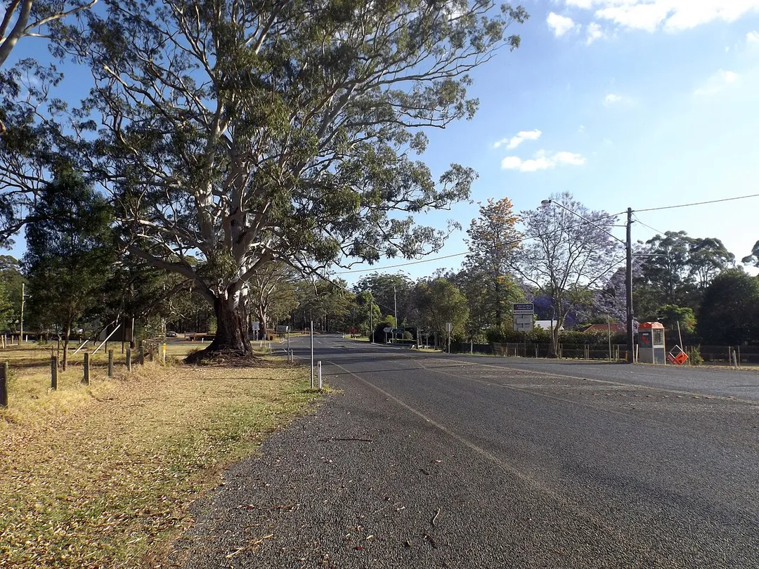 Photo of the New England Highway at Hampton, Queensland, Australia.