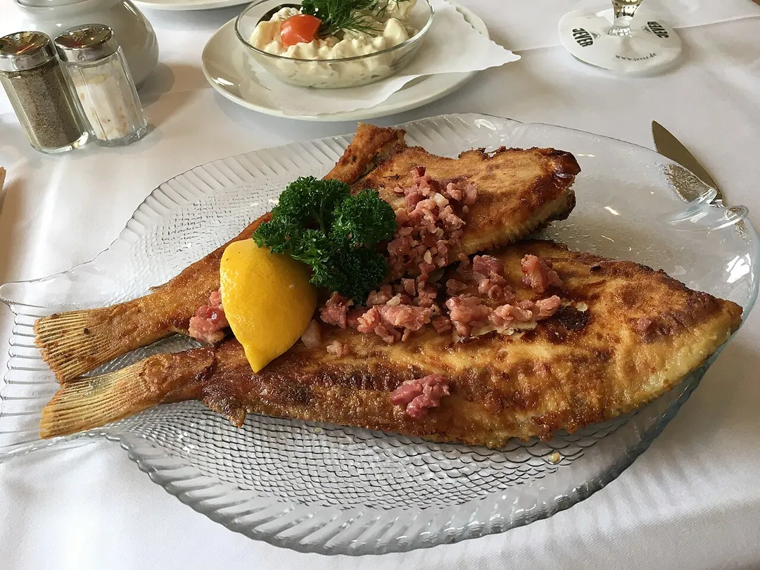 Hamburg-Finkenwerder: Scholle Finkenwerder Art; serviert auf der Halbinsel Hamburg-Finkenwerder im Restaurant "Finkenwerder Landungsbrücke"