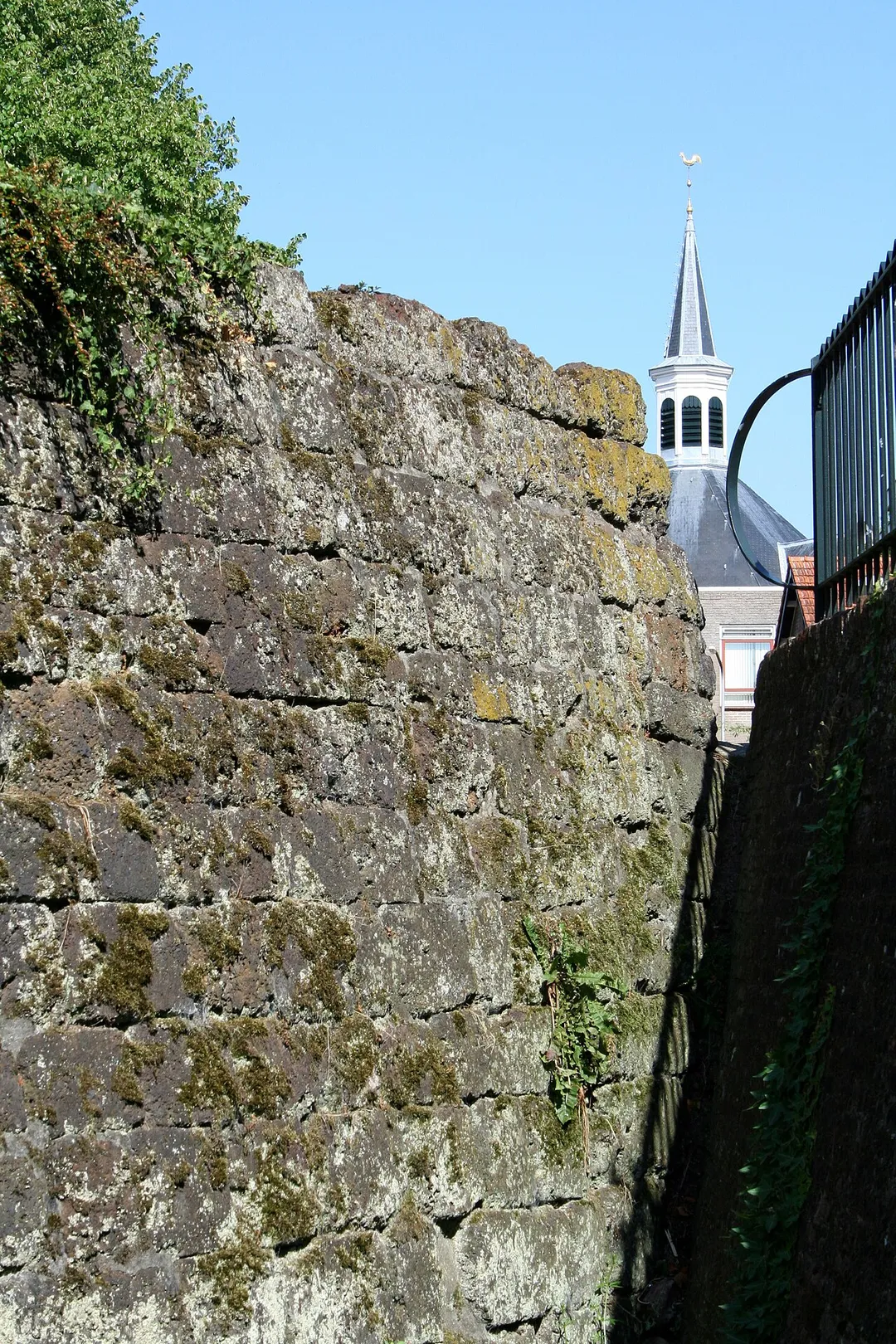Gedeelte van oude stadsmuur van Hardenberg, met op de achtergrond de toren van de Höftekerk