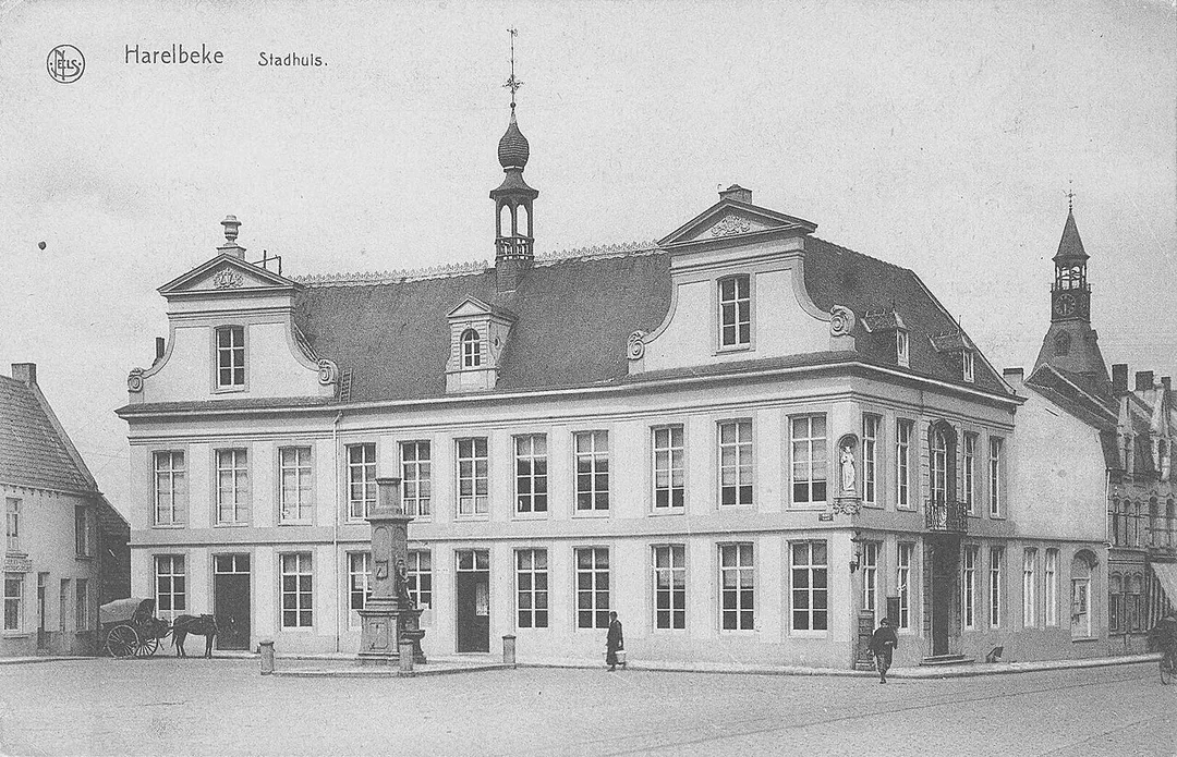 Postkaart met stadhuis van Harelbeke, voor de Eerste Wereldoorlog