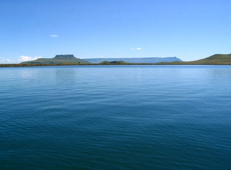 Sterkfontein Dam with Baker's Kop and Platberg in the background