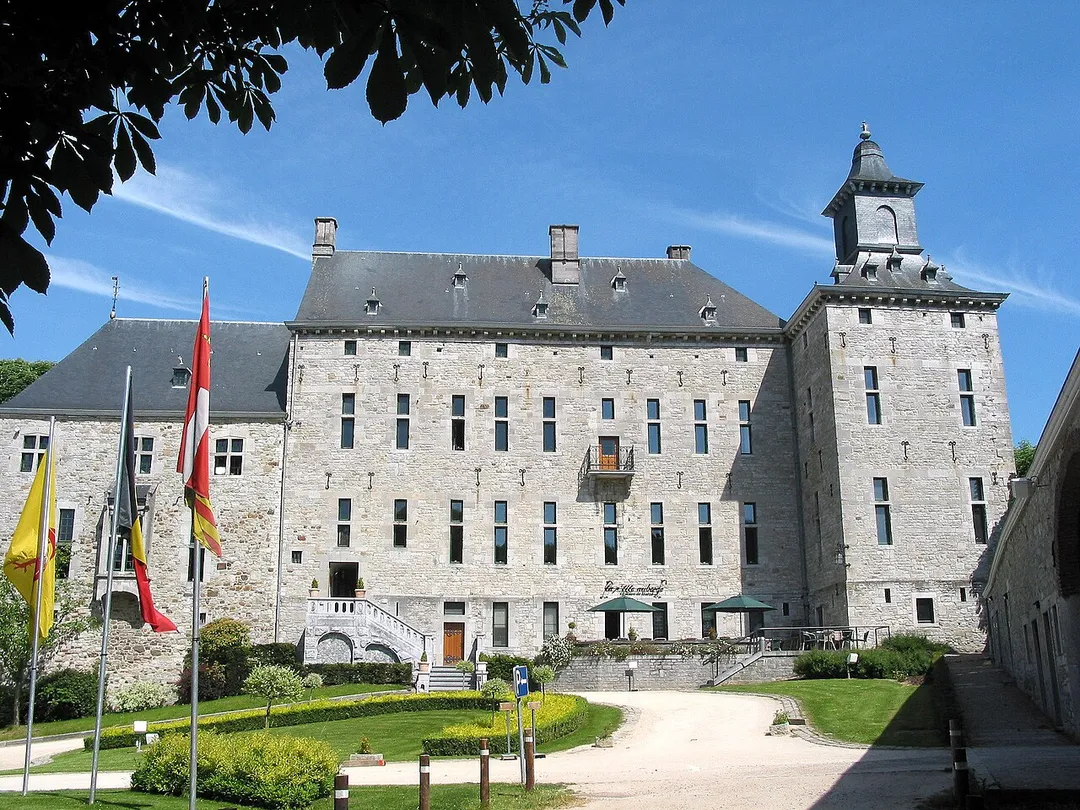 Château de Harzé (Belgique), la cour d'honneur du château (XIVe siècle)