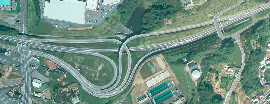 和歌山県橋本市隅田町真土にある京奈和自動車道（橋本道路）の橋本東インターチェンジの航空写真。国土地理院の航空写真CKK20114-C48-11から、Naokijpが作成。