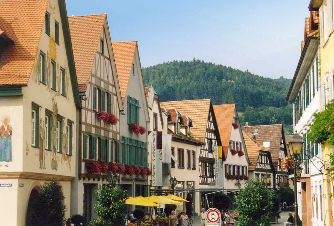 Haslach im Kinzigtal : Blick in die Stadtmitte. Die Hauptstraße weist noch einige Fachwerkbauten auf. Reizvoll die generelle Giebelständigkeit. Links das Rathaus.