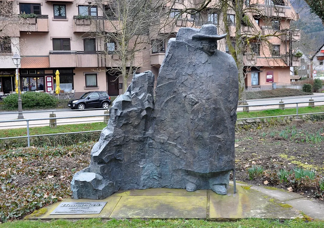 Haslach im Kinzigtal, Denkmal für Heinrich Hansjakob (beim ehemaligen Kapuzinerkloster), von Armin Göhringer, 1987