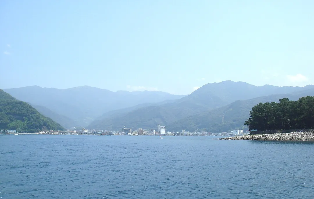 A entrance of Heda bay.