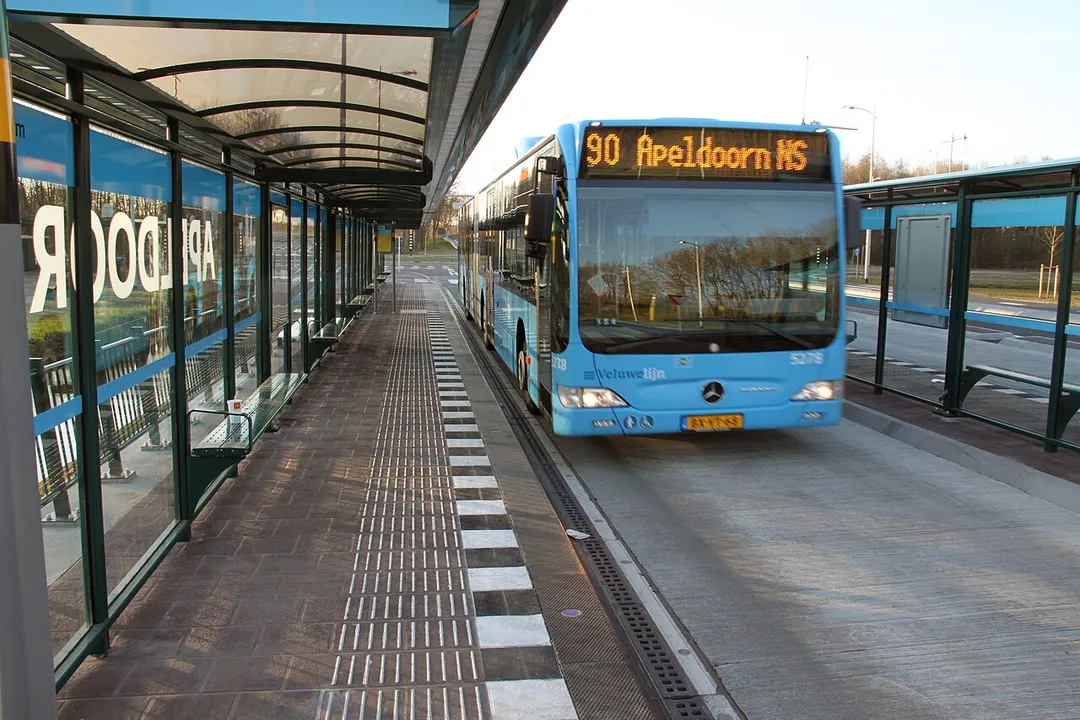 Een Veluwelijn-Citaro komt aangesneld op het transferium Heerde.