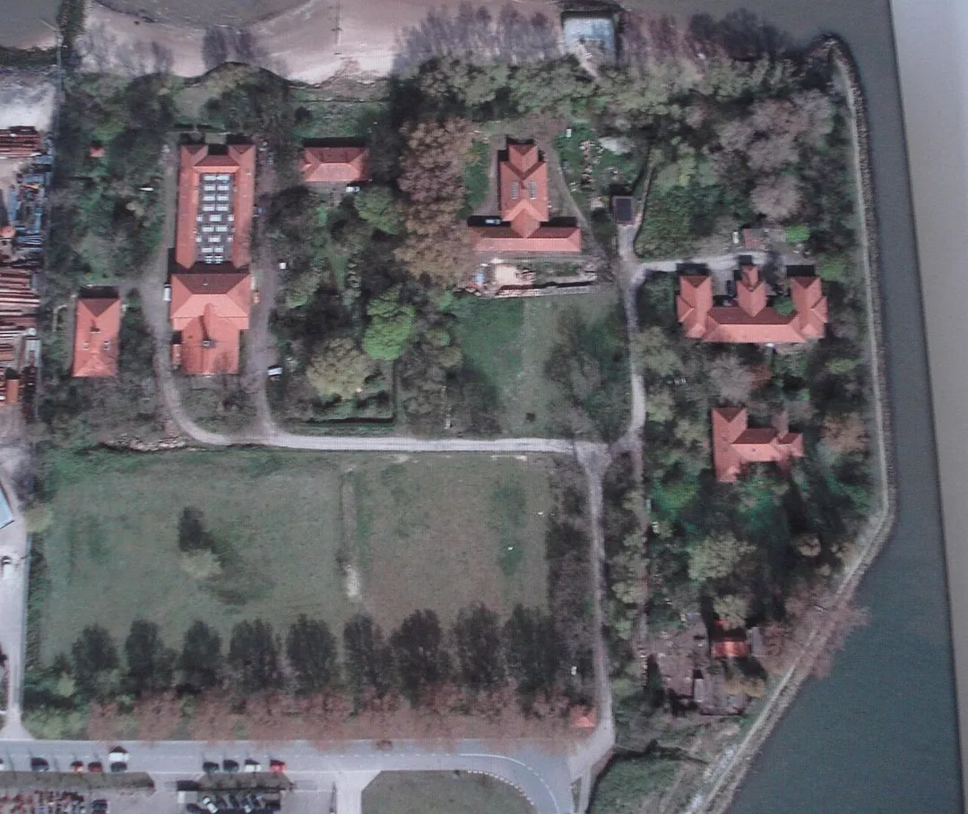 Rotterdam, Heijplaat, Luchtfoto van het Quarantaineterrein. De barakken bevonden zich helemaal links van de foto. Ze zijn inmiddels gesloopt. Rijksmonument.