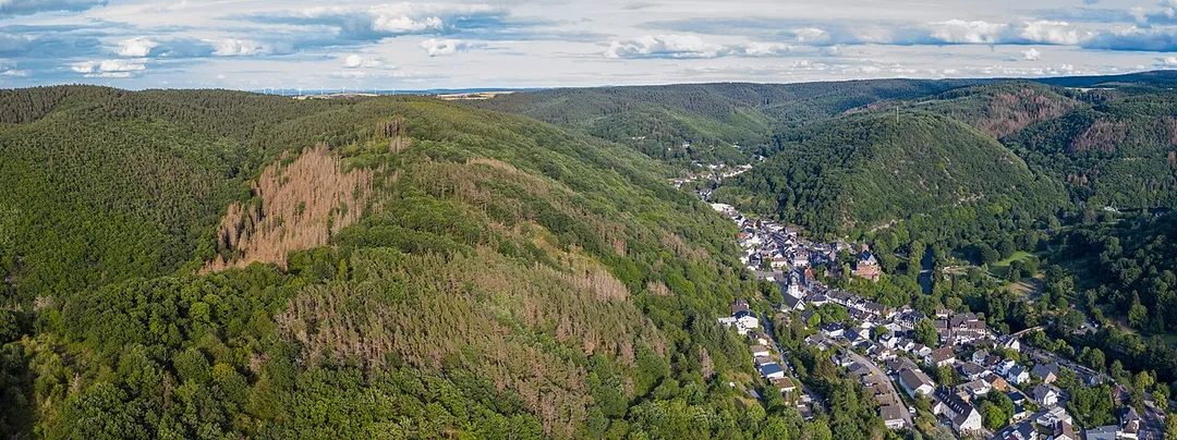 Sonnenberg, im Tal liegt die Stadt Heimbach - Luftaufnahme