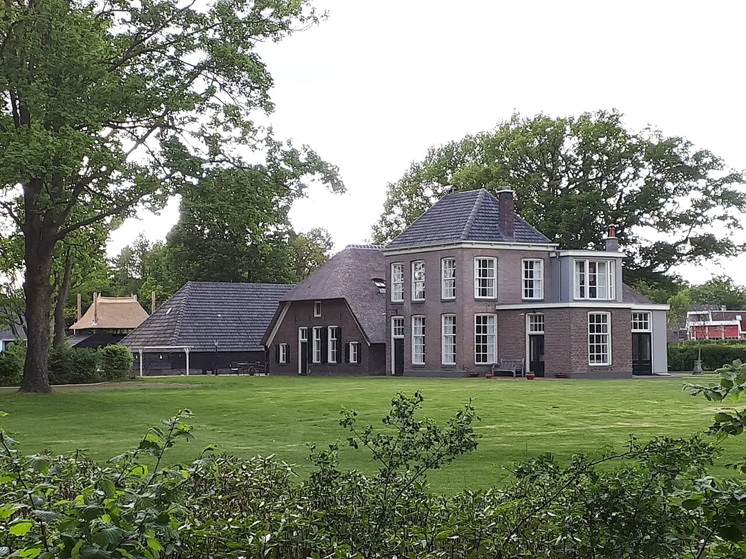 Van links naar rechts: hooiberg, veeschuur, boerderij, spieker