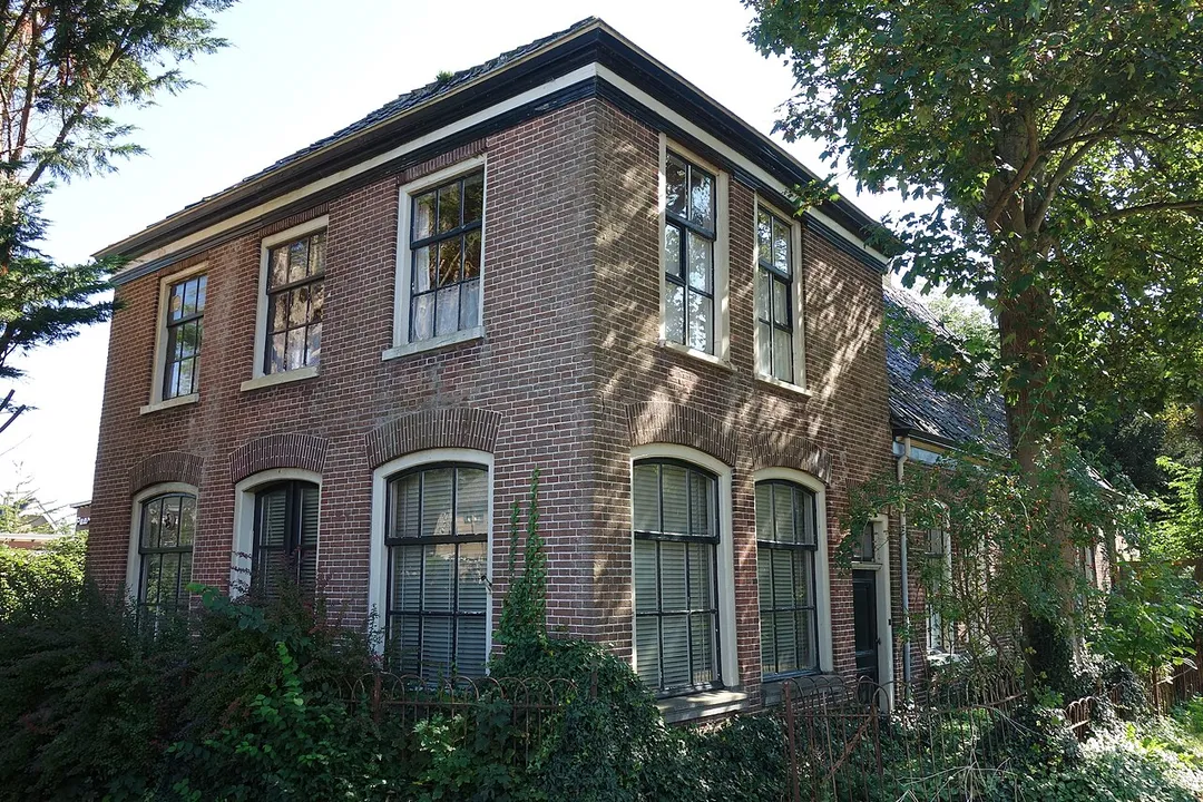 Gemeentelijk monument aan de Hemmerbuurt 125 in de Noord-Hollandse plaats Hem. Woonhuis, achter het woonhuis is nog een grote schuur gelegen.