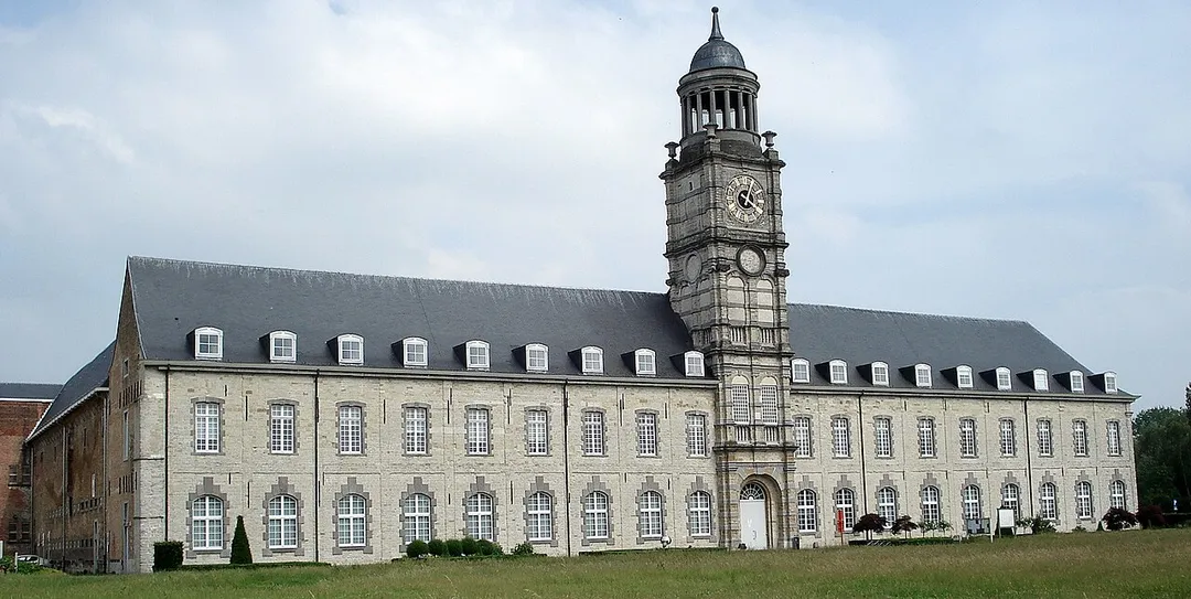 Sint-Bernardusabdij Hemiksem (bij Antwerpen). Barokke westgevel, begin 18de eeuw. Toren, 42m hoog, uit begin 18de eeuw, neoklassiek.