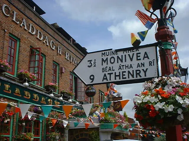 Alledgedly this pub is 9 miles from the low-lying fields of Athenry. The sign is an authentic Irish bi-lingual road sign. It was probably stolen from Or, to be more charitable, since I recently discovered that the Republic has gone metric with its road signs, this sign may have been discarded from its original location and obtained legitimately. In fact this is the Claddagh Ring public house in Church Road, Hendon, north London near the junction with Church End at Photographed 2002 June 29 13:15 (BST)