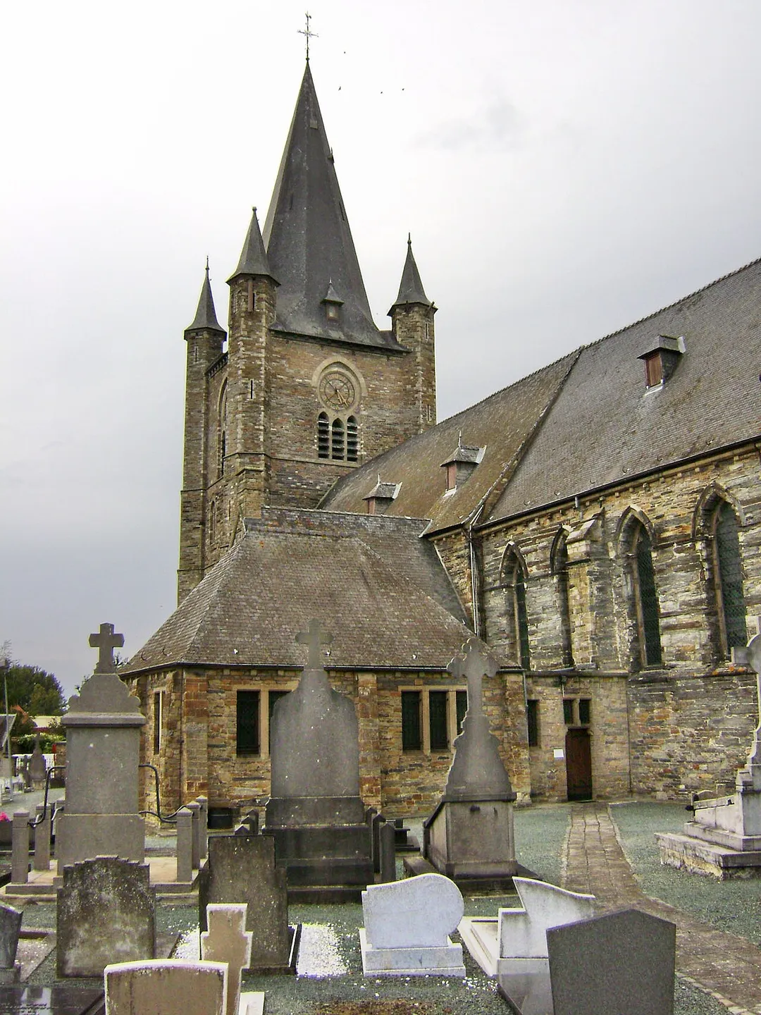 Sint-Petrus-en-Pauluskerk met kerkhof