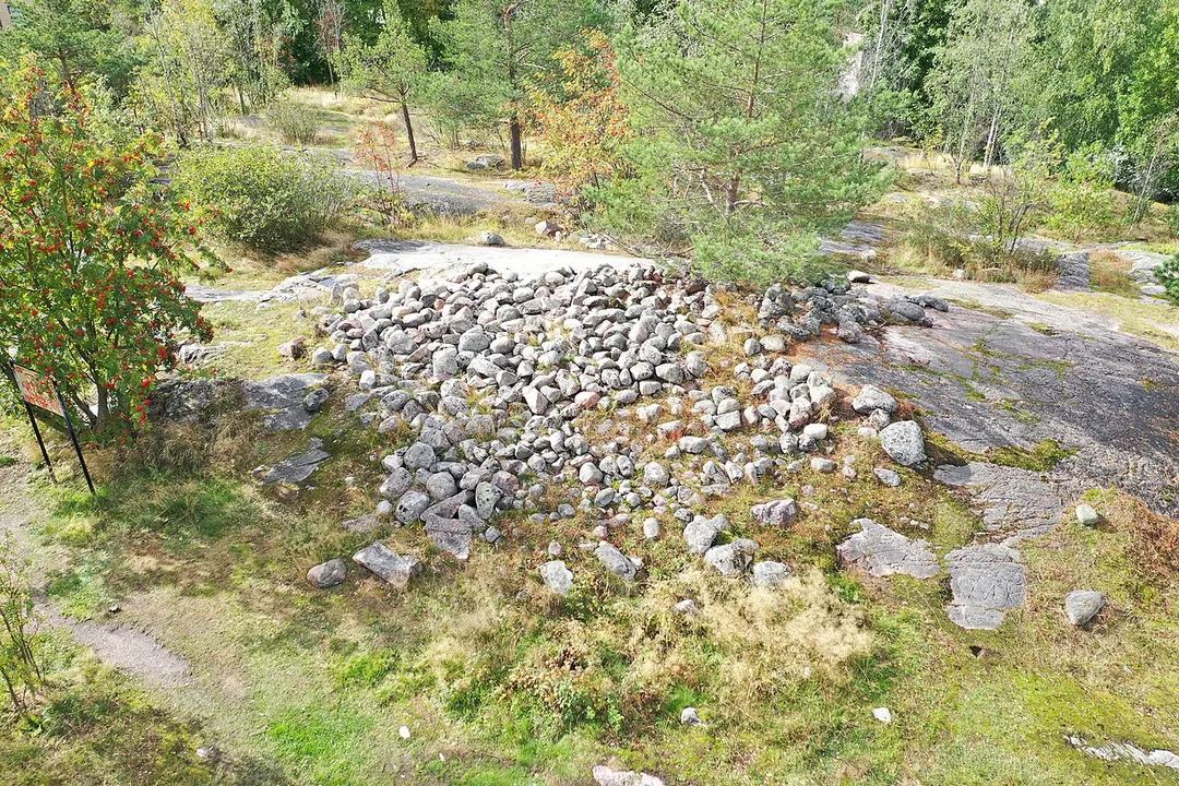 This is a photo of a monument in Finland identified by the ID 'Herttoniemen satama burial site' (Q65094238)