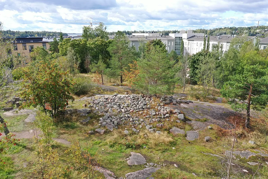 This is a photo of a monument in Finland identified by the ID 'Herttoniemen satama burial site' (Q65094238)