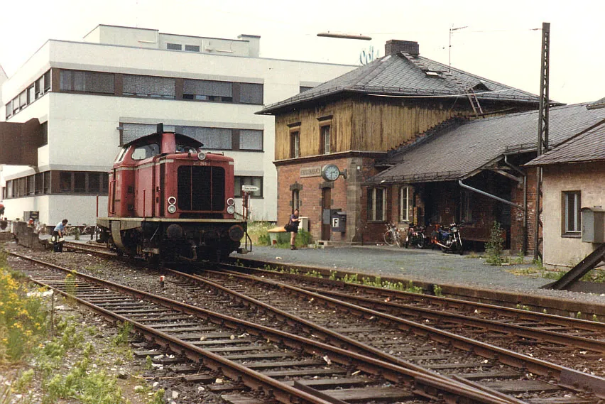 Als diese Aufnahme der umsetzenden 211 266 am 12.07.1984 entstand, sollte das einzige verbliebene Zugpaar N 8750/8751 zwischen Erlangen und Herzogenaurach nur noch zweieinhalb Monate verkehren.
Dieselbe Lok mit derselben Garnitur (drei "Silberlinge") fuhr im Anschluss übrigens von Erlangen weiter nach Forchheim, um dort dann das ebenfalls einzige Zugpaar auf der Strecke nach Höchstadt/Aisch zu bedienen.