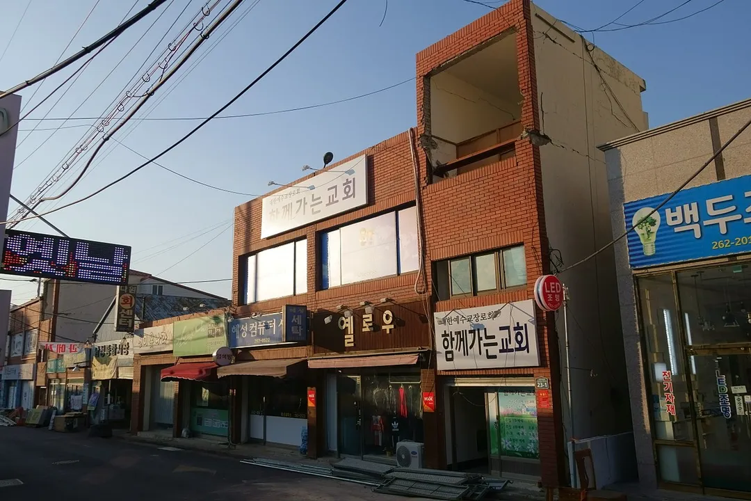 지진으로 피해를 입은 흥해읍 상가 건물