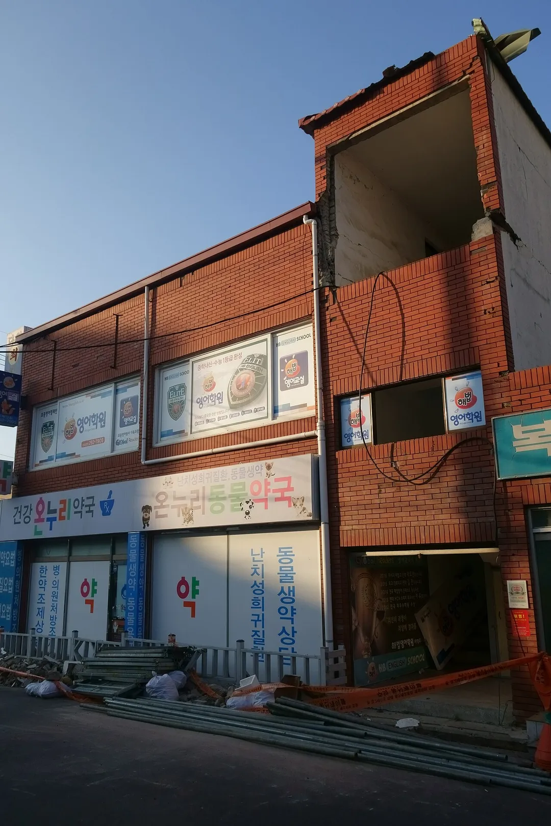 지진으로 피해를 입은 흥해읍 상가 건물
