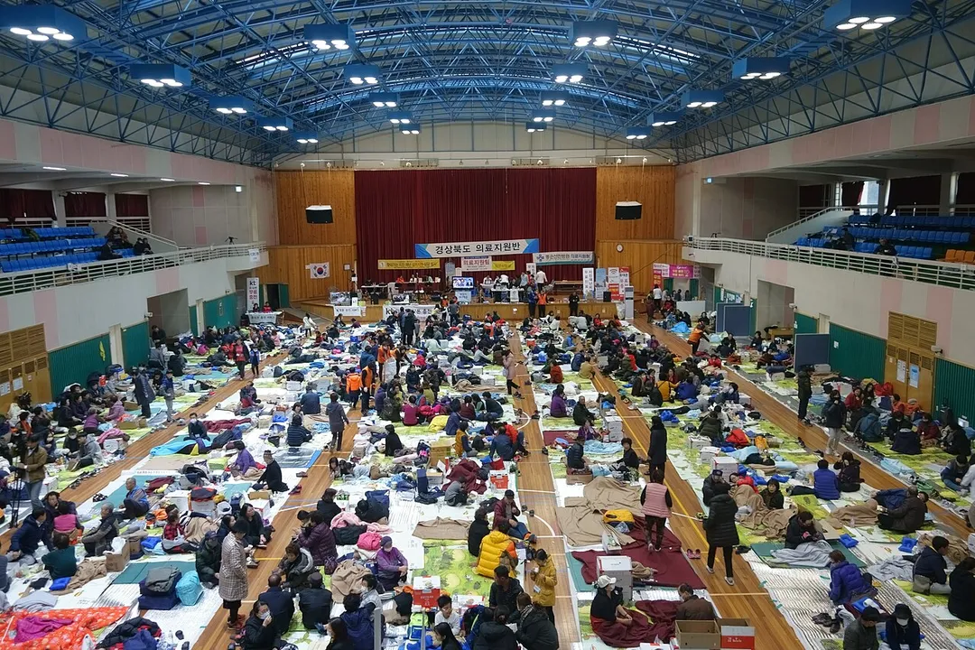 지진으로 피해를 입은 이재민이 모인 흥해 실내체육관